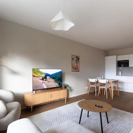 Freshly Renovated 2-bedroom In Centrum 公寓